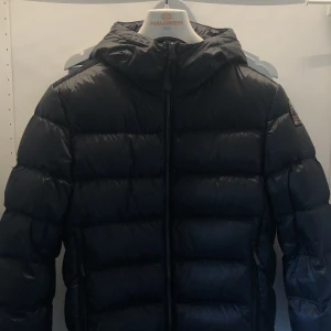 Parajumper jacka - Parajumper jacka, skick 9/10 inga skavanker, storlek S, tags och annat medföljer.