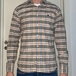 Burberry skjorta  - Säljer min sjukt snygga burberry skjorta cond 9/10 som ny, använd enstaka gånger