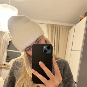 Fluffig mössa - Jag säljer min Alvii mössa som jag köpte i vintras! Endast använd ett tåfal gånger, därmed i superfint skick!