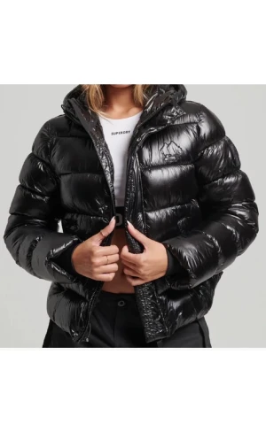 Superdry  - Intressekoll på min Superdry jacka💕 den är i väldigt bra skick och använd sparsamt, slutsåld överallt!!!!, hade kunnat byta emot en 38 också 