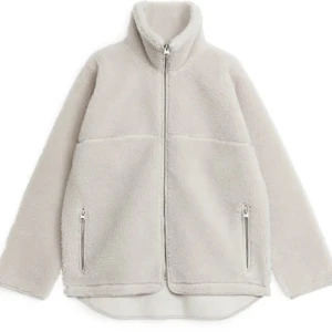 Perfekt teddyjacka till hösten🤍🤍 - Så så mysig teddyjacka från arket, tror den kostade runt 1000kr ny så så bra deal🤍🤍 Säljer då den inte riktigt är min stil längre, skriv privat för fler bilder. Skulle säga att färgen är lite vit/beige. Storlek xs men skulle säga att den sitter som en s/m