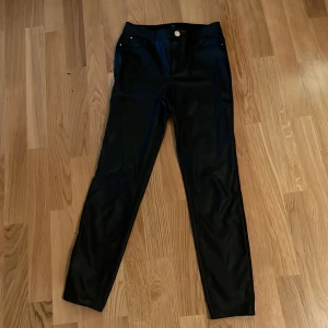 ”Skinnbyxor” - Fina fusk skinnbyxor, sparsamt använda. 