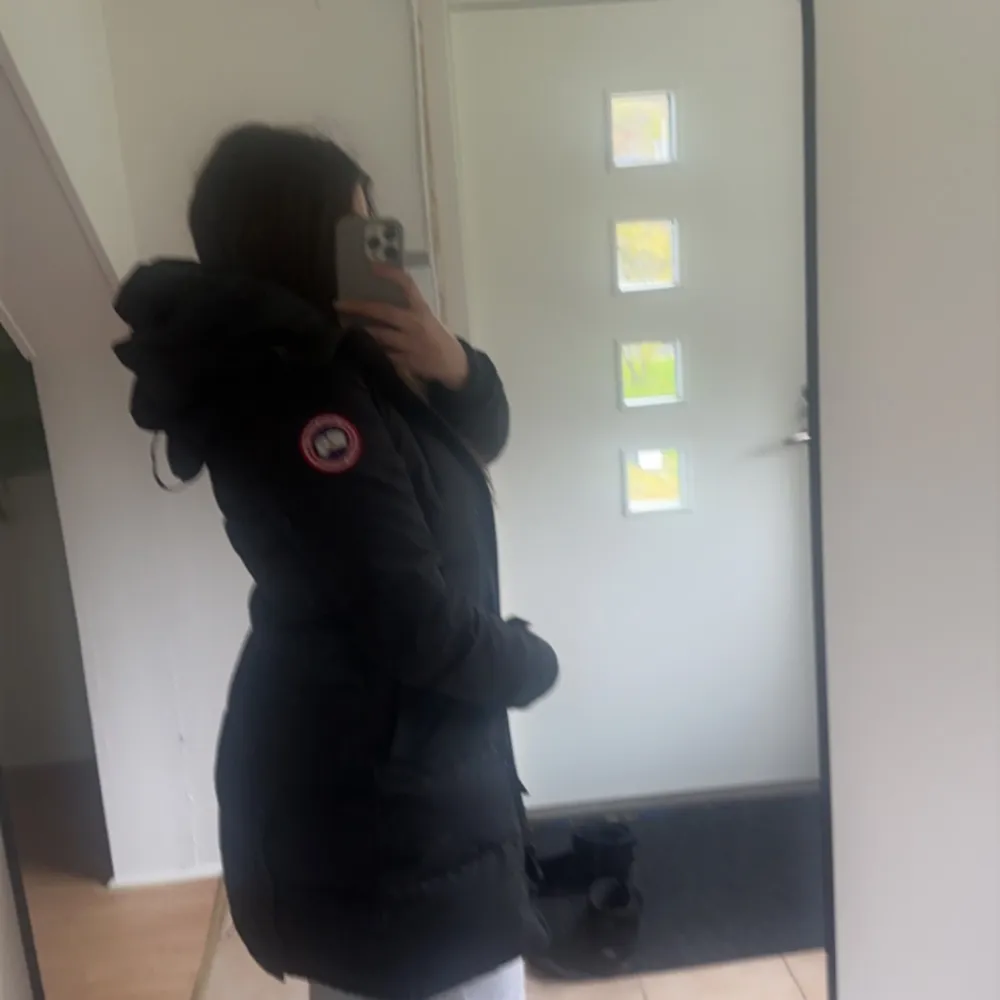 Hej, säljer min canada goose jacka i storlek xs då den är för liten på mig just nu. Inget fel på jackan, knappt använd, päls finns har bara tagit av den för tycker den är finare utan pälsen kan skicka bild med päls på. Ordinarie pris 19,590kr. Jackor.