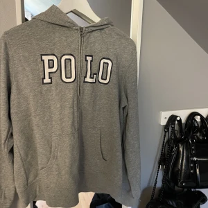 Hoodie - Fin hoodie från Ralph Lauren! 🩵 Storlek Xl, men skulle säga att den är passar s-l.