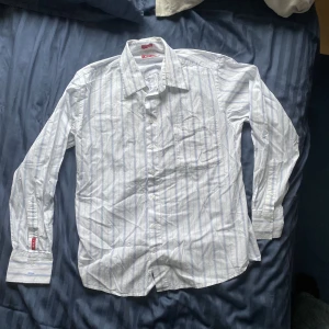 White striped shirt - Skjorta bra skick Strl M skriv för fler mått, den passar bättre S. Är väldigt liten för att vara medium Jag rekommenderar 