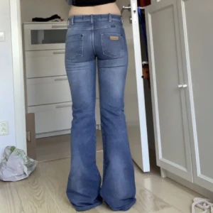 Wrangler jeans  - Midjemått 32cm x 2, innerbenslängd 83,5 cm. Skriv privat för fler bilder och frågor!