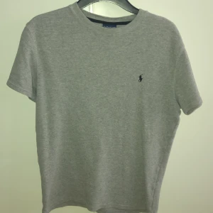 Ralph lauren t-shirt - Hej säljer min polo Ralph lauren t-shirt i ett super bra skick, den är helt felfri. Storlek S/XS.