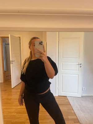 Cos trekvartsärm tröja💓 - Säljer denna jättefina trekvart tröjan från cos!!💓Det finns tyvärr ingen lapp på tröjan, men skulle påstå att tröjan är i storlek S/M💓💓