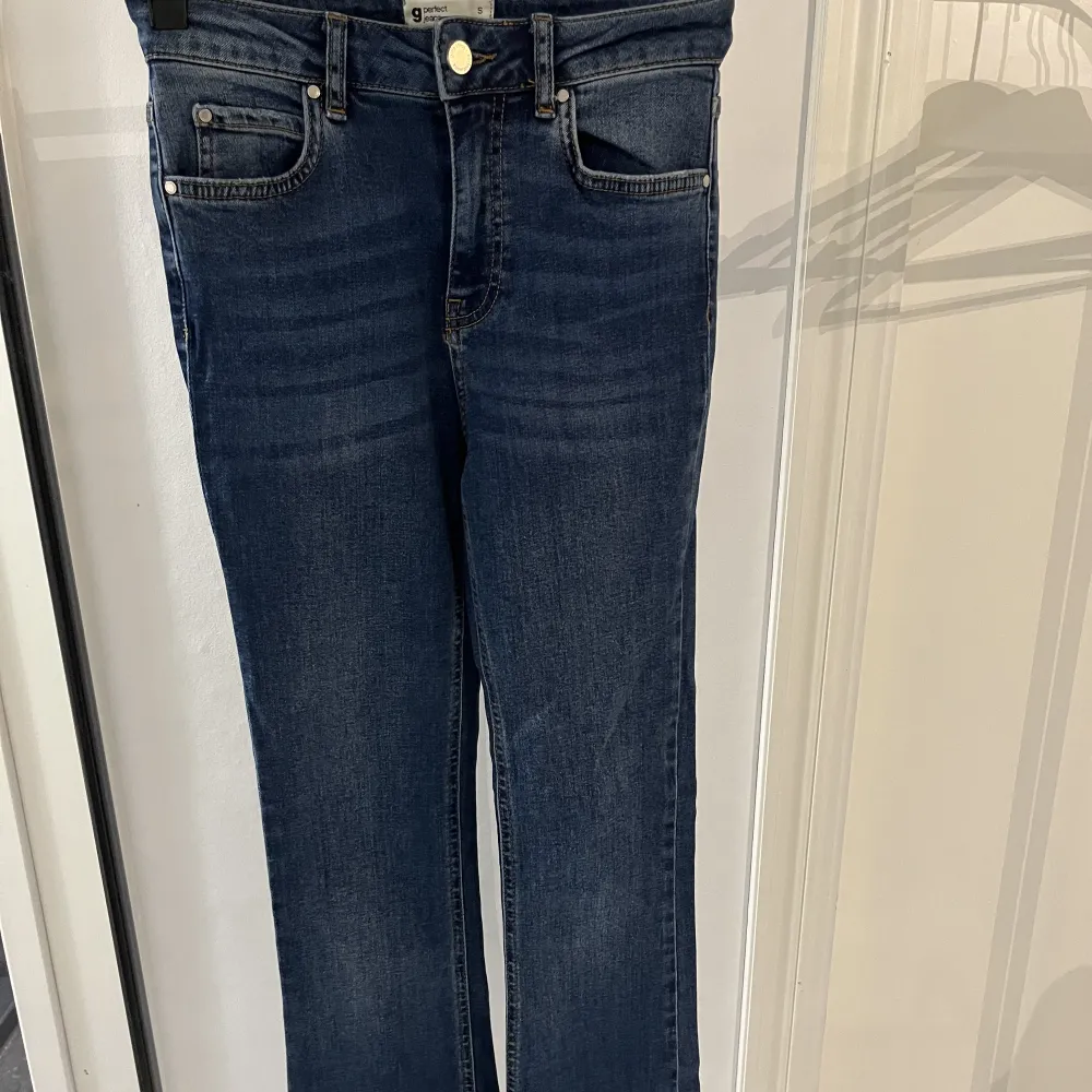 Dessa mörkblå flared jeans är använda få gånger. Dom är köpte på GinaTricot några år sedan för 400kr. Dem har inte så mycket stretch men sitter fint på kroppen. Benlängden är perfekt på mig som är 162cm. Inga slit och ser helt nya ut💓. Jeans & Byxor.