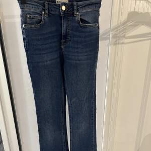 Dessa mörkblå flared jeans är använda få gånger. Dom är köpte på GinaTricot några år sedan för 400kr. Dem har inte så mycket stretch men sitter fint på kroppen. Benlängden är perfekt på mig som är 162cm. Inga slit och ser helt nya ut💓