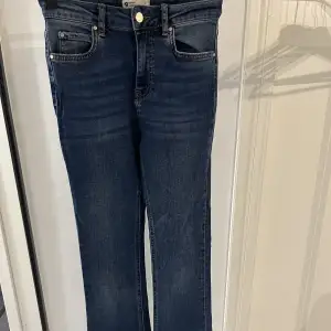 Dessa mörkblå flared jeans är använda få gånger. Dom är köpte på GinaTricot några år sedan för 400kr. Dem har inte så mycket stretch men sitter fint på kroppen. Benlängden är perfekt på mig som är 162cm. Inga slit och ser helt nya ut💓