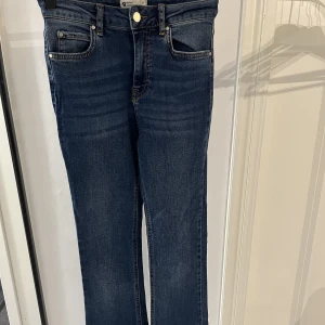 Utsvängda flared jeans - Dessa mörkblå flared jeans är använda få gånger. Dom är köpte på GinaTricot några år sedan för 400kr. Dem har inte så mycket stretch men sitter fint på kroppen. Benlängden är perfekt på mig som är 162cm. Inga slit och ser helt nya ut💓