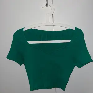 En grön tröja i stickad material typ, nästan helt oanvänd. (Bilden är från hemsidan men fler bilder kan skickas privat)❤️ köparen står för frakten. 