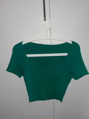 Grön tröja  - En grön tröja i stickad material typ, nästan helt oanvänd. (Bilden är från hemsidan men fler bilder kan skickas privat)❤️ köparen står för frakten. 