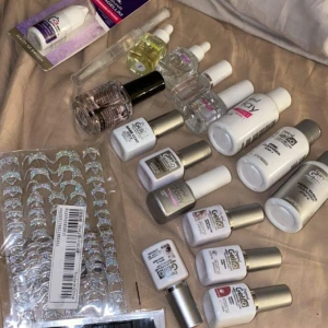 Nagel tillbehör  - Det är massa olika slags nagelgrejer, gellack, top / base coat , nagelolja och olika cleansers osv. Skriv för bättre bilder eller frågor. Säljer gärna allting i ett paket pris för 400kr, kan säljas separat också 🥰