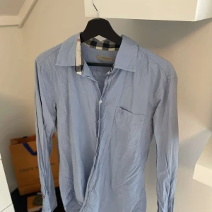 Burberry skjorta🦋 - Burberry skjorta🦋 Storlek: M. Pris: 699kr.✨ Vid frågor, fler bilder eller andra funderingar så är det bara att skicka meddelande🌟