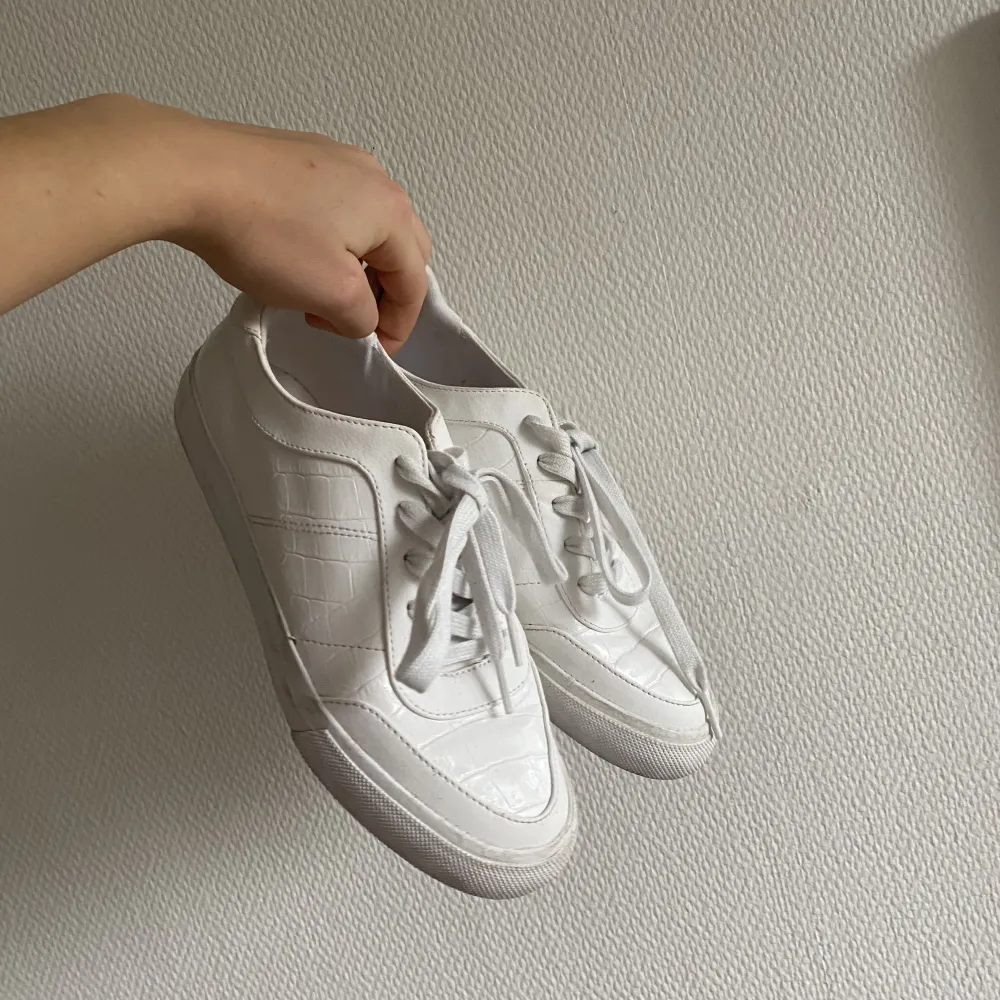 Vita sneakers, använda en gång på studenten, så lite smutsiga men har mycket mer att ge🫶🏼. Skor.