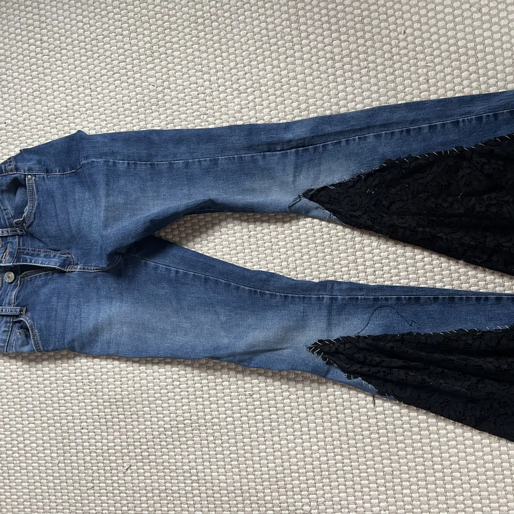 Så coola utsvängda byxor med spets längst ner, Lågmidjade!. Jeans & Byxor.
