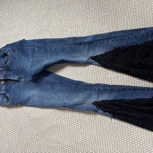 Spets jeans - Så coola utsvängda byxor med spets längst ner, Lågmidjade!