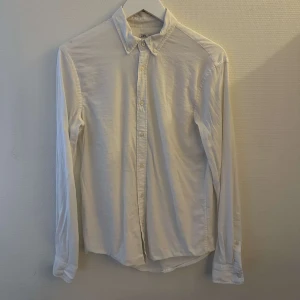 Zara skjorta  - Riktigt snygg helvit zara skjorta i nyskick, endast testad några gånger. Tveka inte på att höra av dig vid minsta fundering🙌🏻😊