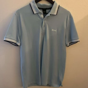 Hugo boss pike  - Säljer en as fett Hugo boss pike, aldrig använt prislappen sitter kvar, köpt på ub för 1200 för några veckor sen Hör av er om ni är intresserade!!