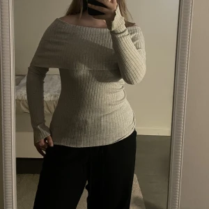 Offshoulder tröja - Jätteskön offshoulder tröja som jag aldrig har använt. Från GinaTricot och i storlek S
