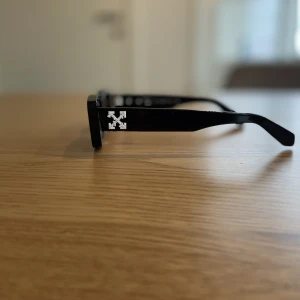 Offwhite solglasögon - Hej säljer min lillebrorsas offwhite solglasögon. Dem är som nya och knappt använda. Kontakta mig för frågor och innan ni tänker köpa (OG 2700kr)❤️. Jag skulle säga att det är ett par unisex glasögon, men lutar mer åt det manliga hållet. Påsen finns med.