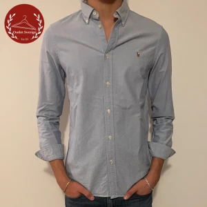 Ralph Lauren skjorta  - Just nu säljer vi en skjorta från Ralph Lauren i färgen ljusblå. Skick 9/10