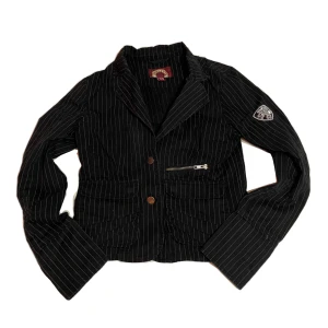 Randig skjorta  - Så snygg skjorta/kavaj köpt på myrorna för 300kr. Definitivt något Nana Osaki hade haft på sig! Väldigt tight på mig som vanligtvis har xs så tänk på att den är liten i storleken!