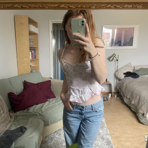 Korsett topp - Säljer denna supergulliga blommiga kortsätt topp, köpt på secondhand butik