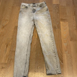Grå jeans - Gråa herr jeans i storlek S. Sparsamt använda. Köparen står för frakt. 