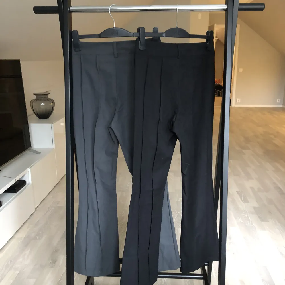 Simpla kostymbyxor från Shein finns både svart och grått båda 150.. Jeans & Byxor.