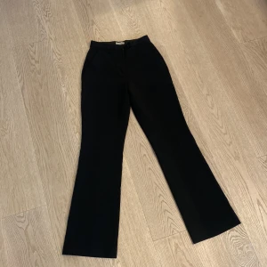 Kostymbyxa  - Högmidjade, något utsvängda. Strlk 34 men är något stor i strlk. 