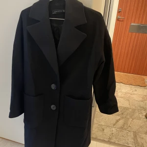 Svart kappa - Svart oversized kappa från Zara. Storlek XS. 