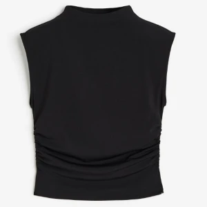 Croppad topp - Jätte fin svart topp med detaljer på sidan. Har använts fåtal gånger (inte min stil längre) 