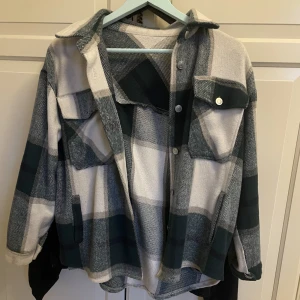 Jacka  - En vit och grön rutig jacka från shein i storlek L. Säljer för 175 kr