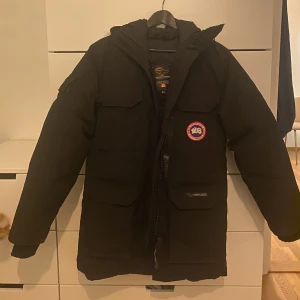 Canada goose - Säljer min supervarma och mysiga canada goose jacka då den tyvärr inte passar mig längre.. väldigt fint skick, skriv gärna för fler bilder! Tyvärr har den blivit lite nopprig på muddarna men inget man tänker på ! 