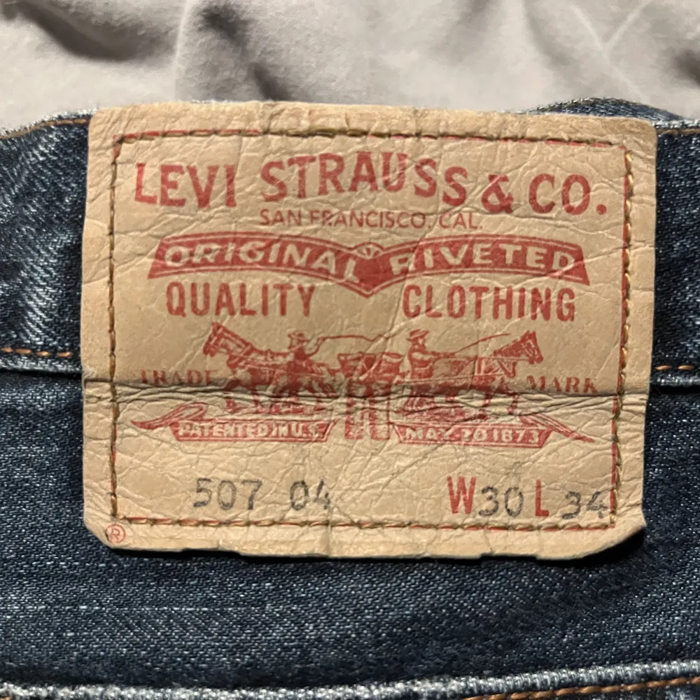 Snygga bootcut Levi’s jeans modell 507 04. Jag är 176cm och har midjemått 78cm, jag viker ner kanten om ja vill att de ska vara tighta i midjan💞. Jeans & Byxor.