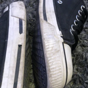 Revolution skor  - Revolution skor storlek 35. Säljer på grund av att jag vuxit ur dem