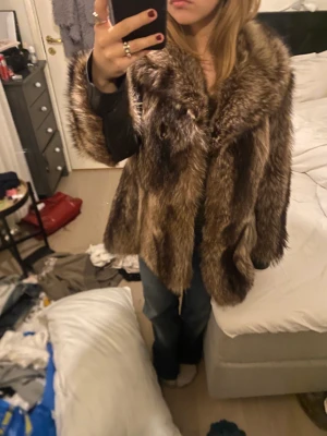 Pälsjacka - Så fin pälsjacka i äkta päls som jag köpte i höstas och använder jättemycket men säljer då jag hittat en annan jag gillar mer. Hål i armhålan men stör ingenting. Jackan är även ny kemad