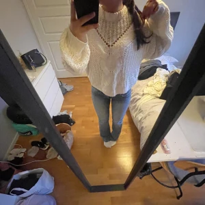 vit stickad tröja! - Säljer denna superfina vita stickade 💗 jättebra skick och superbekväm!