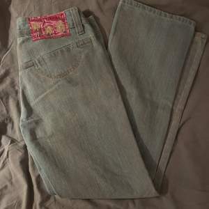 Jeans från JOELLE med ’smutsig’ design. Nästan aldrig använda💞 Jag är 176cm och har midjemått 78cm, jeansen passar om jag viker ner kanten💞