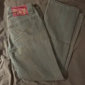 Jeans från JOELLE med ’smutsig’ design. Nästan aldrig använda💞 Jag är 176cm och har midjemått 78cm, jeansen passar om jag viker ner kanten💞