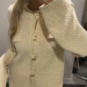 Guldig kofta från Hm - Söker denna fina koftan i xs. Har den i S och undrar om någon vill byta med mig! Kontakta vid intresse 