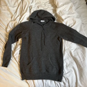 Cashmere hoodie - Säljer nu denna 100% cashmere hoodien från davida, hoodien är använd Max 10 gånger och det är inget fel på den. Nypris ligger på runt 1500 men är slutsålt överallt.