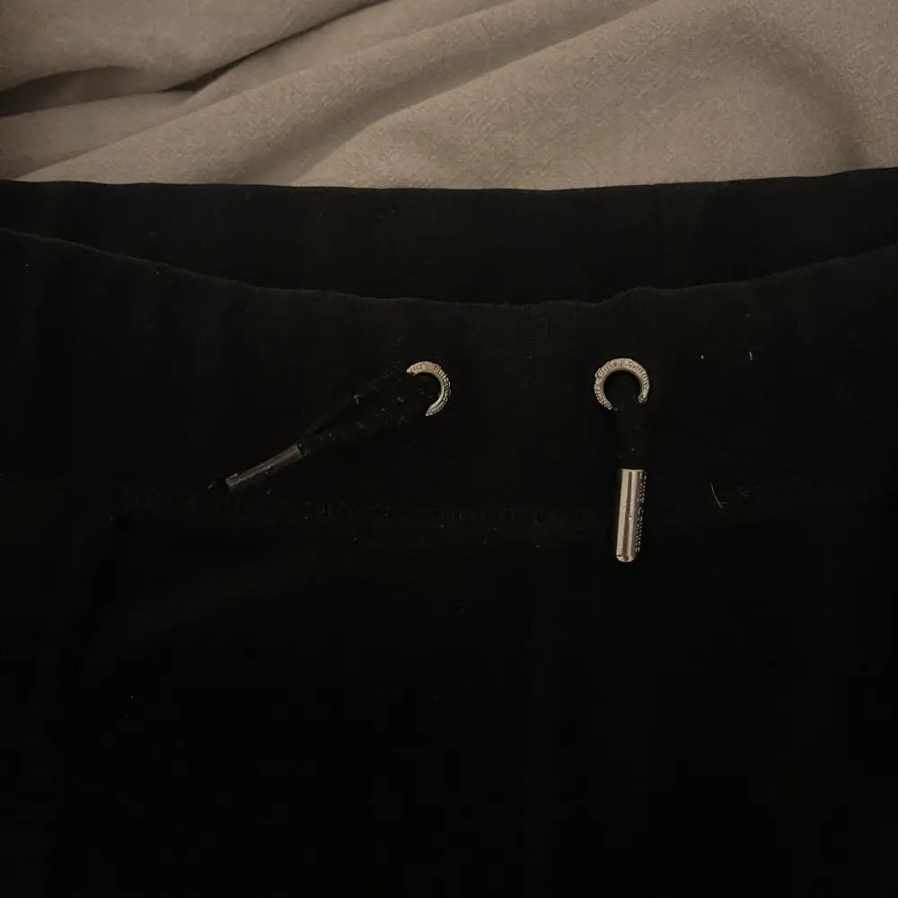 Säljer nu mina juicy byxor då dom inte längre kommer till användning. Svarta i storlek M men har en defekt som visas på sista bilden, annars super snygga och sköna byxor🌸. Jeans & Byxor.