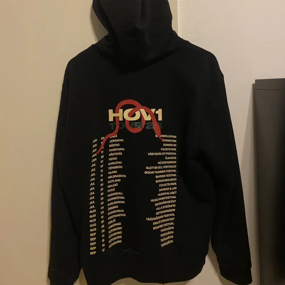 Hov1 hoodie i storlek M. Köpt på hov1 konsert i somras men endast använts enstaka gånger efteråt. Köpare står för frakt.. Hoodies.