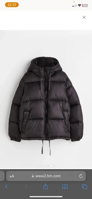 Vinterjacka  - Säljer denna snygga vinterjacka från h&m då den inte kommer till användning något mer. Kom privat för fler bilder💗