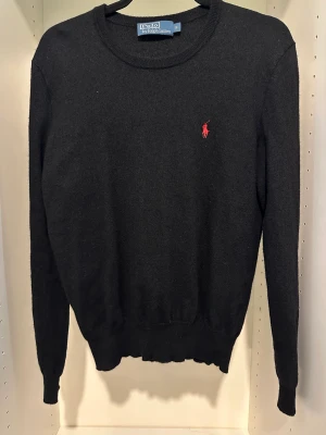 Ralph Lauren - En fin stickad Ralph Lauren tröja som är relativt ny och knappast använd. 