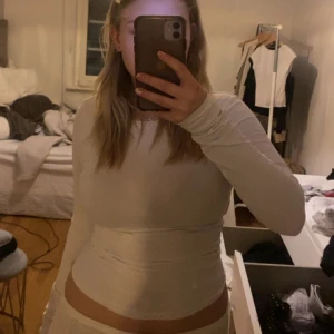 Intimissimi liknande tröja - Säljer min intimissimi liknande tröja från weekday då den inte kommer till användning. Använd ca 4 gånger. Superfin och jätteskön. Nypirs ca 230kr 